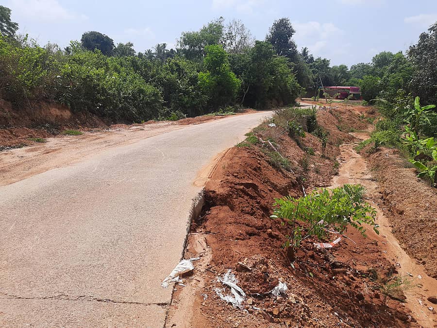 ವಾರಾಹಿ ಯೋಜನೆಯಿಂದ ಆರೂರು ಗ್ರಾಮ ಪಂಚಾಯಿತಿ ವ್ಯಾಪ್ತಿಯಲ್ಲಿ ರಸ್ತೆ ಕುಸಿದಿರುವುದು