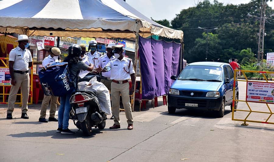ಮಂಗಳೂರಿನ ಕ್ಲಾಕ್ ಟವರ್ ಬಳಿ ಪೊಲೀಸರು ವಾಹನಗಳ ತಪಾಸಣೆ ಮಾಡಿದರು.