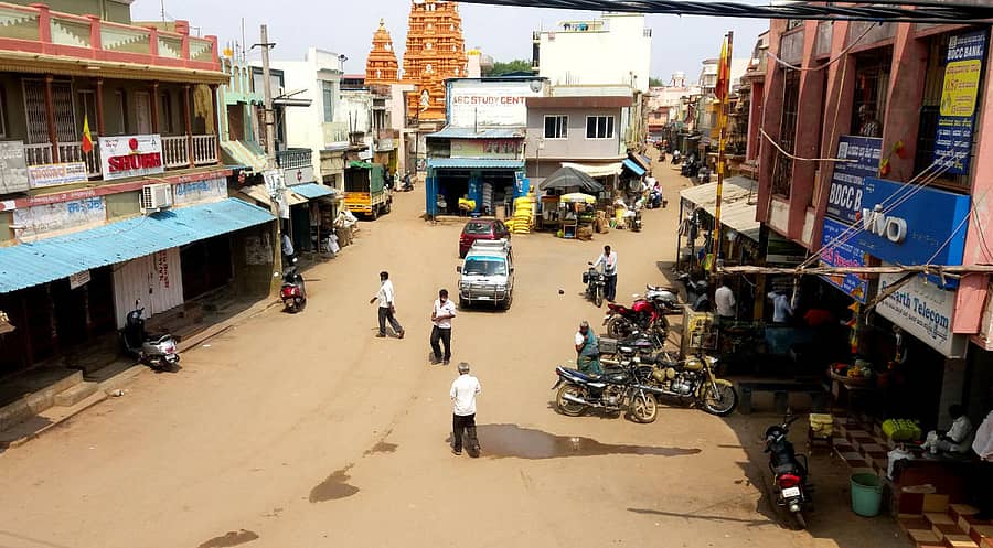 ವಿಜಯಪುರದ ಗಾಂಧಿಚೌಕದಲ್ಲಿ ಲಾಕ್ಡೌನ್ ಪರಿಣಾಮವಾಗಿ ಬಂದ್ ಮಾಡಿದ್ದರಿಂದ ಹೊಟೇಲ್ಗೆ ಹೋಗಿ ವಾಪಸ್ಸು ಬರುತ್ತಿರುವ ಜನ