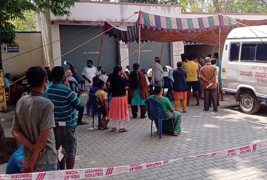 ಶ್ರೀರಂಗಪಟ್ಟಣ ಸಾರ್ವಜನಿಕ ಆಸ್ಪತ್ರೆಯಲ್ಲಿ ಆರೋಗ್ಯ ಇಲಾಖೆಯ ಸರ್ವರ್ ಸಮಸ್ಯೆ ಉಂಟಾಗಿ ಶನಿವಾರ ಲಸಿಕೆ ಹಾಕಿಸಿಕೊಳ್ಳಲು ಮತ್ತು ಕೋವಿಡ್ ಪರೀಕ್ಷೆ ಮಾಡಿಸಿಕೊಳ್ಳಲು ಬಂದವರು ಎರಡು ತಾಸು ಕಾದು ಕುಳಿತಿದ್ದರು
