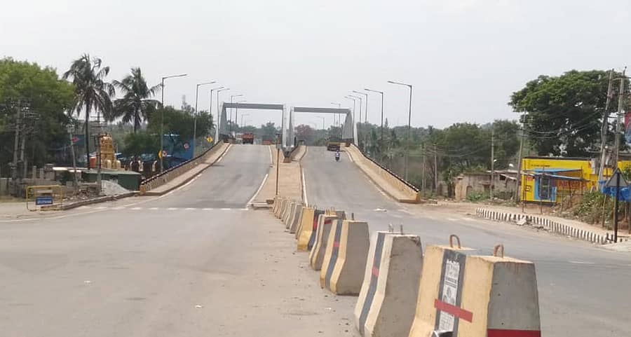 ಸದಾ ವಾಹನ ದಟ್ಟಣೆಯಿಂದ ತುಂಬಿರುತ್ತಿದ್ದ ಬೆಂಗಳೂರು-ಹಿಂದೂಪುರ ರಸ್ತೆಯ ‘ಡಿ’ಕ್ರಾಸ್ ವೃತ್ತದ ನೋಟ