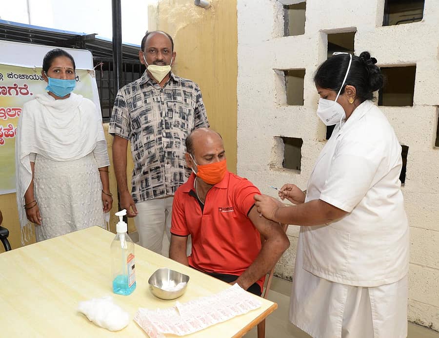 ದಾವಣಗೆರೆಯ ದೊಡ್ಡಪೇಟೆ ರಸ್ತೆಯಲ್ಲಿರುವ ನಗರ ಕುಟುಂಬ ಕಲ್ಯಾಣ ಕೇಂದ್ರದಲ್ಲಿ ಡಾ.ನಾಗರಾಜ್ ಜೆ. ಎಸ್. ಅವರ ಮಾರ್ಗದರ್ಶನದಲ್ಲಿ ಕೋವಿಡ್ ಲಸಿಕೆ ನೀಡಲಾಯಿತು –ಪ್ರಜಾವಾಣಿ ಚಿತ್ರ