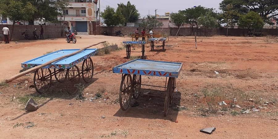 ಕುಷ್ಟಗಿ ಕ್ರೀಡಾಂಗಣದಲ್ಲಿ ತರಕಾರಿ ಮಾರಾಟಕ್ಕೆ ವ್ಯಾಪಾರಿಗಳು ಸಿದ್ಧತೆ ಮಾಡಿಕೊಂಡಿರುವುದು