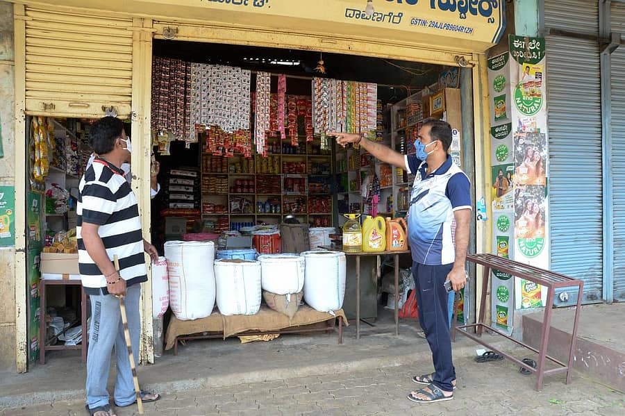 ವಾರಾಂತ್ಯ ಕರ್ಫ್ಯೂನ ಎರಡನೇ ದಿನವಾದ ಭಾನುವಾರ ಹಳೇ ದಾವಣಗೆರೆಯ ಕೆ.ಆರ್. ಮಾರುಕಟ್ಟೆಯಲ್ಲಿ ತಹಶೀಲ್ದಾರ್ ಬಿ.ಎನ್‌.ಗಿರೀಶ್ ಅವರು ಅಂಗಡಿ ಬಂದ್ ಮಾಡಿಸಿದರು (ಎಡಚಿತ್ರ). ದಾವಣಗೆರೆಯ ಚಾಮರಾಜಪೇಟೆ ಮಾರುಕಟ್ಟೆಯಲ್ಲಿ ಕಂಡು ಬಂದ ಜನದಟ್ಟಣೆ ಪ್ರಜಾವಾಣಿ ಚಿತ್ರಗಳು/ ಸತೀಶ ಬಡಿಗೇರ್