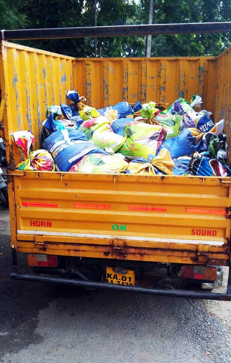 ಚನ್ನಪಟ್ಟಣದಲ್ಲಿ ವಶಪಡಿಸಿಕೊಂಡಿರುವ ಆಹಾರ ಧಾನ್ಯ ಇದ್ದ ಚೀಲಗಳು ಹಾಗೂ ಆಟೊ