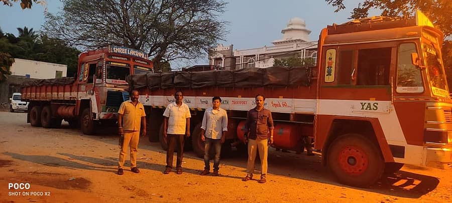 ವಶಪಡಿಸಿಕೊಂಡಿರುವ ಲಾರಿ