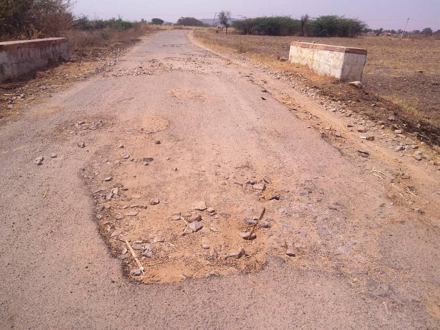 ತಾವರಗೇರಾ ಸಮೀಪದ ಪುರ ಗ್ರಾಮಕ್ಕೆ ಸಂಪರ್ಕ ಕಲ್ಪಿಸುವ ರಸ್ತೆಯಲ್ಲಿ ಗುಂಡಿಗಳು ಬಿದ್ದಿವೆ