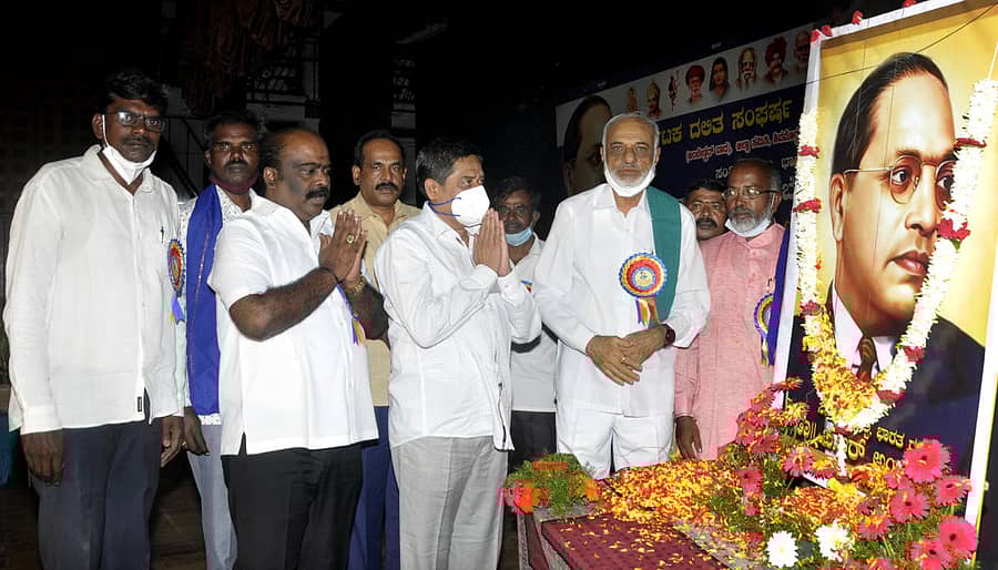 ಶಿವಮೊಗ್ಗದ ಕುವೆಂಪು ರಂಗಮಂದಿರದಲ್ಲಿ ಆಯೋಜಿಸಿದ್ದ ಡಾ.ಬಿ.ಆರ್.ಅಂಬೇಡ್ಕರ್ ಅವರ 130ನೇ ಜನ್ಮ ದಿನಾಚರಣೆ ಕಾರ್ಯಕ್ರಮದಲ್ಲಿ ಅಂಬೇಡ್ಕರ್ ಅವರ ಭಾವಚಿತ್ರಕ್ಕೆ ಪುಷ್ಪನಮನ ಸಲ್ಲಿಸಲಾಯಿತು.
