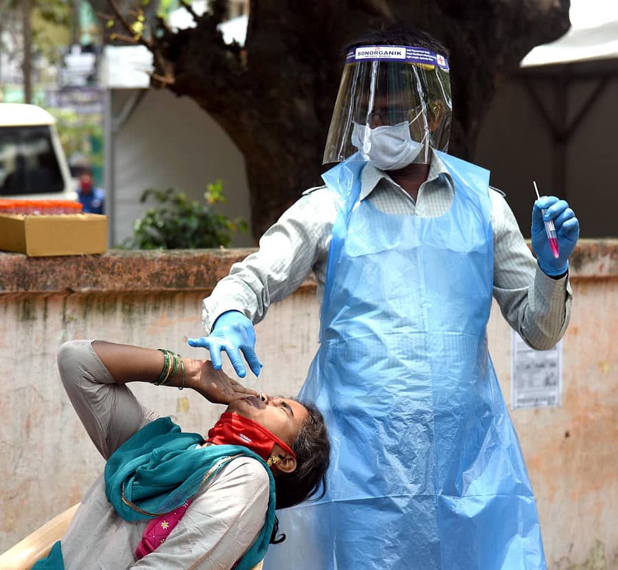 ಶಂಕಿತ ಸೋಂಕಿತರಿಗೆ ಗಂಟಲ ಹಾಗೂ ಮೂಗಿನ ದ್ರವದ ಮಾದರಿ ಸಂಗ್ರಹ