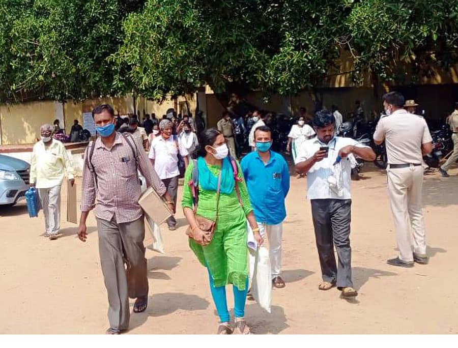 ಚನ್ನಪಟ್ಟಣದ ನಗರಸಭಾ ಚುನಾವಣೆಗೆ ನೇಮಕಗೊಂಡ ಸಿಬ್ಬಂದಿ ಮತಯಂತ್ರ ಪಡೆದು ಮತಗಟ್ಟೆಗಳತ್ತ ತೆರಳಿದರು