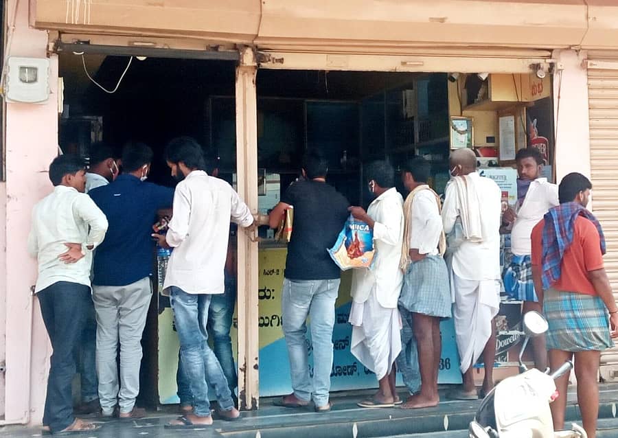 ಯಲಬುರ್ಗಾ ಪಟ್ಟಣದ ಮದ್ಯದ ಅಂಗಡಿ ಮುಂದೆ ಮುಗಿಬಿದ್ದಿದ್ದ ಜನ