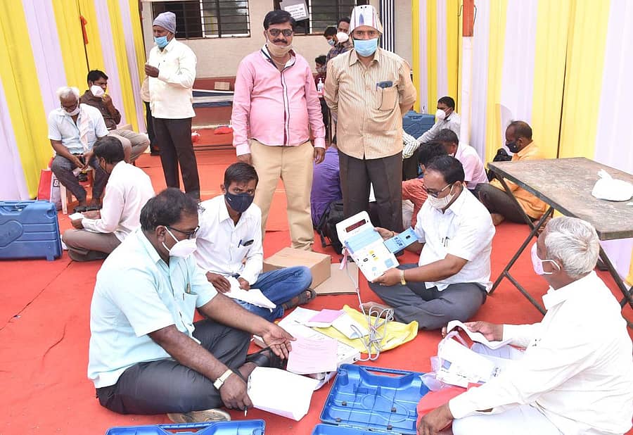 ಬೀದರ್ನ ಗುರುನಾನಕ ಪಬ್ಲಿಕ್ ಸ್ಕೂಲ್ನಲ್ಲಿ ಸೋಮವಾರ ಚುನಾವಣಾ ಸಿಬ್ಬಂದಿ ಮತಗಟ್ಟೆಗೆ ತೆರಳುವ ಮುನ್ನಚುನಾವಣಾ ಸಾಮಗ್ರಿಗಳನ್ನು ಪರಿಶೀಲಿಸಿಕೊಂಡರು / ಚಿತ್ರ: ಗುರುಪಾದಪ್ಪ ಸಿರ್ಸಿ