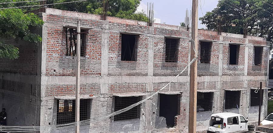 ಮಾಗಡಿ ಪಟ್ಟಣದಲ್ಲಿ ಸರ್ಕಾರಿ ಬಾಲಕಿಯರ ಪ್ರೌಢಶಾಲಾ ಕಟ್ಟಡದ ಕಾಮಗಾರಿ ಅರ್ಧಕ್ಕೆ ಸ್ಥಗಿತಗೊಂಡಿದೆ