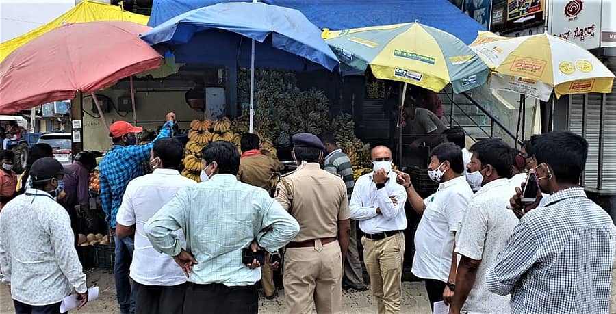 ಹೂವಿನ ಮಾರುಕಟ್ಟೆಯಲ್ಲಿ ದಟ್ಟವಾಗಿದ್ದ ಅಂಗಡಿಗಳನ್ನು ತಹಶೀಲ್ದಾರ್ ವಿ.ಆರ್. ವಿಶ್ವನಾಥ್ ತೆರವುಗೊಳಿಸಿದರು