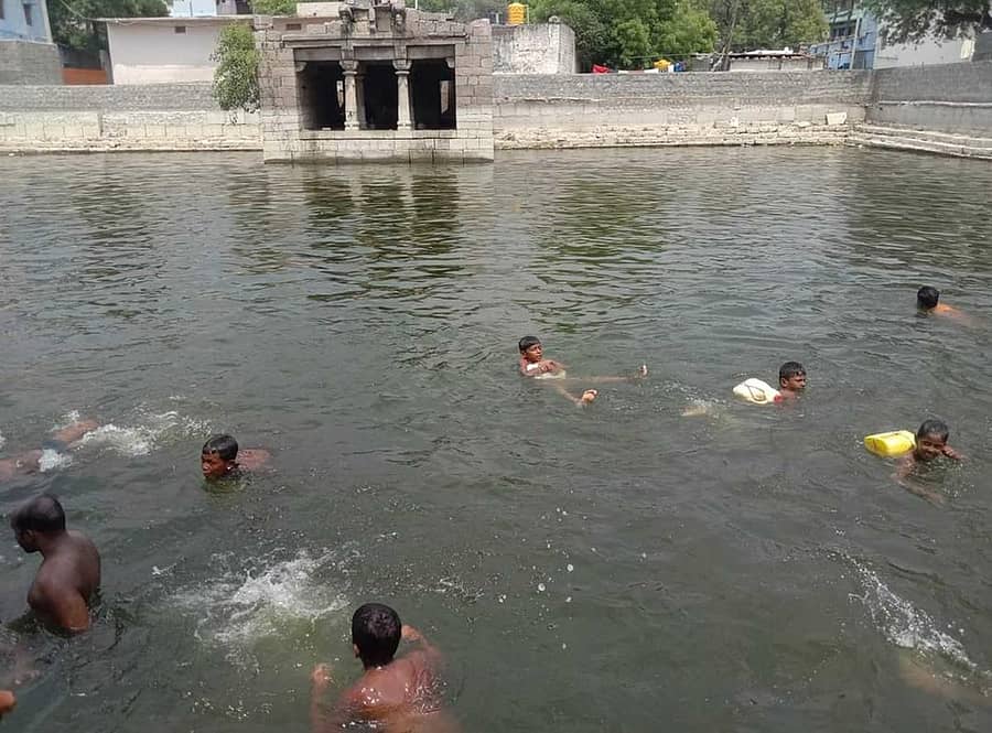 ಸುರಪುರದ ಬಹಿರಿ ಬಾವಿಯಲ್ಲಿ ಬಿಸಿಲ ಧಗೆಯಿಂದ ರಕ್ಷಿಸಿಕೊಳ್ಳಲು ಮಕ್ಕಳು, ಯುವಕರು ಈಜುತ್ತಿರುವುದು