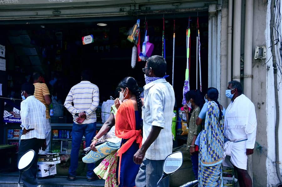 ಚಿತ್ರದುರ್ಗದ ಮಾರುಕಟ್ಟೆಯ ಕಿರಾಣಿ ಅಂಗಡಿಯೊಂದರ ಬಳಿ ದಿನಸಿ ಖರೀದಿಗೆ ಮಂಗಳವಾರ ಜನರು ಕಾಯುತ್ತಿದ್ದರು.