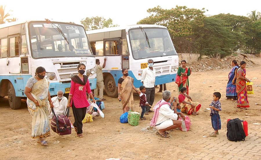 ಕರ್ಫ್ಯೂ ಜಾರಿಗೂ ಮುನ್ನ ಊರು ತಲುಪಲು ಹಾವೇರಿ ನಗರ ಸಾರಿಗೆ ಬಸ್ ನಿಲ್ದಾಣಕ್ಕೆ ಬಂದಿದ್ದ ಪ್ರಯಾಣಿಕರು –ಪ್ರಜಾವಾಣಿ ಚಿತ್ರ