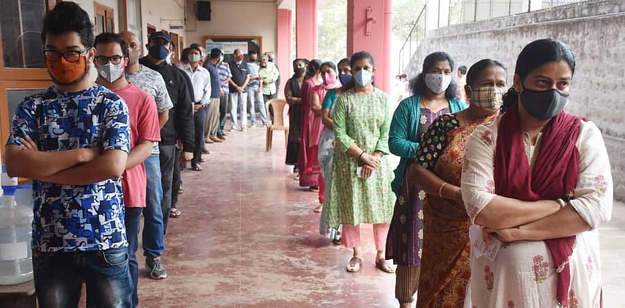 ಮಡಿಕೇರಿ ನಗರಸಭೆಯ 23 ವಾರ್ಡ್ಗಳಿಗೆ ಮಂಗಳವಾರ ಬೆಳಿಗ್ಗೆಯಿಂದಲೇ ಮತದಾನ ನಡೆಯುತ್ತಿದೆ