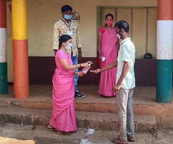ಮತದಾರರಿಗೆ ಆಶಾ ಕಾರ್ಯಕರ್ತೆಯರು ಸ್ಯಾನಿಟೈಸರ್ ಸಿಂಪಡಿಸಿದರು