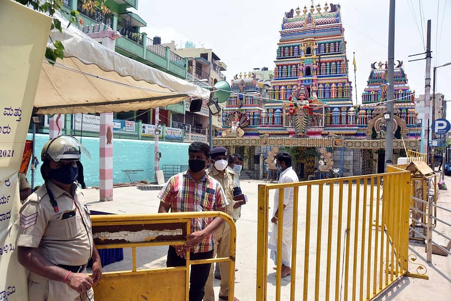 ಕರಗ ನಡೆಯುವ ತಿಗಳರಪೇಟೆಯ ಧರ್ಮರಾಯಸ್ವಾಮಿ ದೇವಸ್ಥಾನಕ್ಕೆ ಮಂಗಳವಾರ ಪೊಲೀಸ್ ಭದ್ರತೆ ಒದಗಿಸಲಾಗಿತ್ತು –ಪ್ರಜಾವಾಣಿ ಚಿತ್ರ