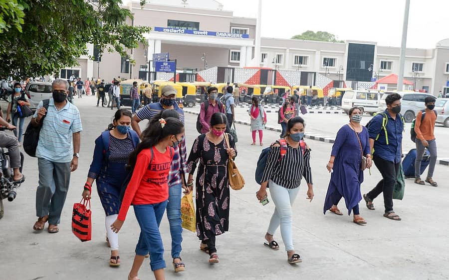 ಲಾಕ್‌ಡೌನ್ ಘೋಷಣೆಯಾದ ಬೆನ್ನಲ್ಲೇ ವಿವಿಧ ಊರುಗಳಿಂದ ದಾವಣಗೆರೆಯ ರೈಲು ನಿಲ್ದಾಣಕ್ಕೆ ಬಂದಿಳಿದಾಗ ಕಂಡುಬಂದ ದೃಶ್ಯ –ಪ್ರಜಾವಾಣಿ ಚಿತ್ರ/ ಸತೀಶ ಬಡಿಗೇರ್