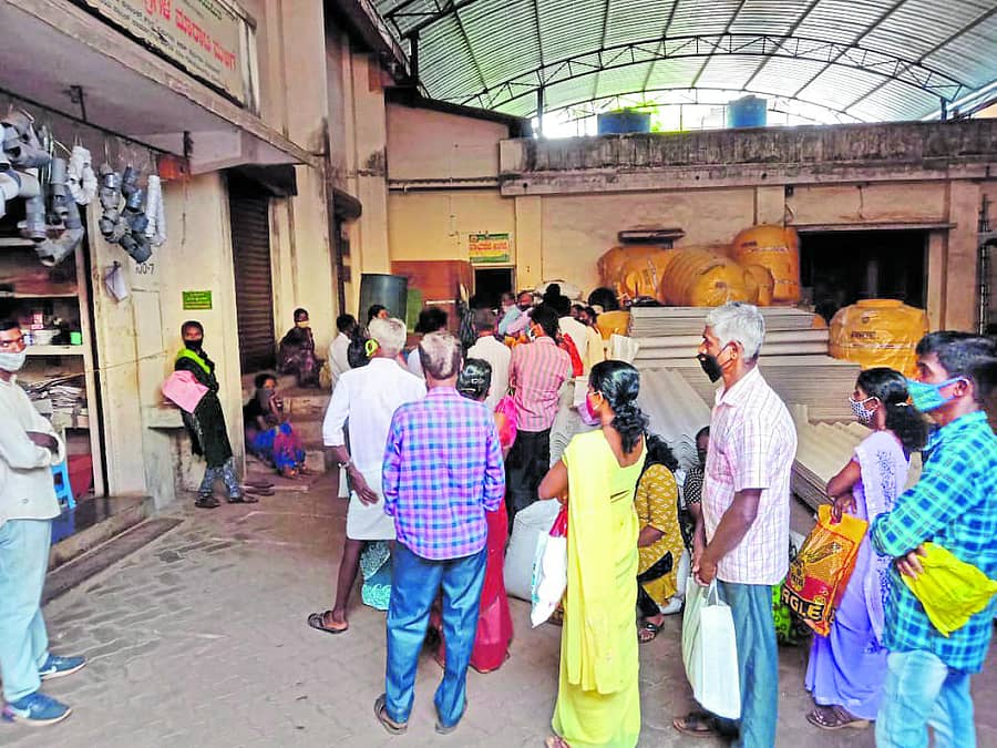 ಕಳಸದ ಕೃಷಿ ಮತ್ತು ಪತ್ತಿನ ಸಹಕಾರ ಸಂಘದ ಆವರಣದಲ್ಲಿ ಸೋಮವಾರ ಪಡಿತರ ಪಡೆಯಲು ಗ್ರಾಮಸ್ಥರು ದೈಹಿಕ ಅಂತರ ಇಲ್ಲದೆ ಗುಂಪಾಗಿ ನಿಂತಿದ್ದರು.