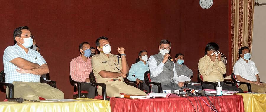 ಲಾಕ್ಡೌನ್ ಸಂಬಂಧ ದಾವಣಗೆರೆಯ ಜಿಲ್ಲಾಧಿಕಾರಿ ಮಹಾಂತೇಶ ಬೀಳಗಿ ಮಾಹಿತಿ ನೀಡಿದರು. ಜಿಲ್ಲಾ ಪೊಲೀಸ್ ವರಿಷ್ಠಾಧಿಕಾರಿ ಹನುಮಂತರಾಯ ಇದ್ದಾರೆ