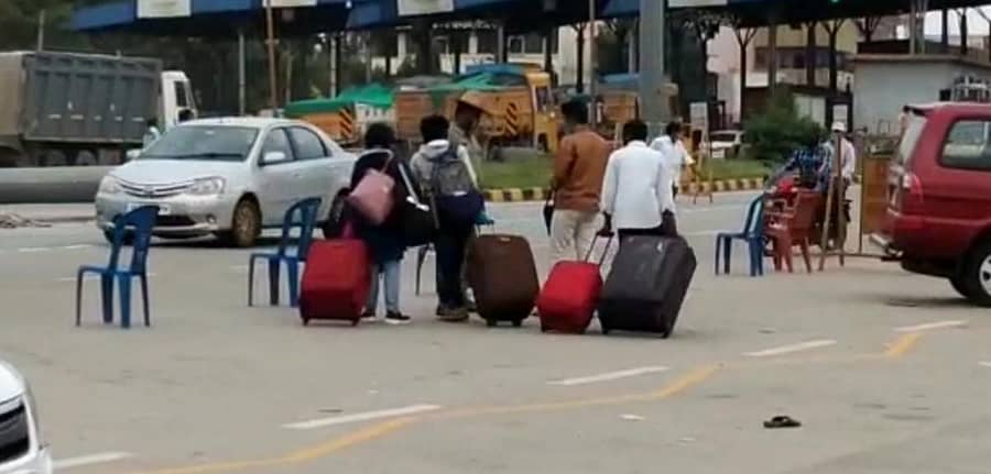 ಆನೇಕಲ್ ತಾಲ್ಲೂಕಿನ ಅತ್ತಿಬೆಲೆಯಲ್ಲಿ ವಲಸೆ ಕಾರ್ಮಿಕರು ಲಗ್ಗೇಜ್ಗಳೊಂದಿಗೆ ತಮಿಳುನಾಡಿಗೆ ತೆರಳುತ್ತಿದ್ದ ದೃಶ್ಯ