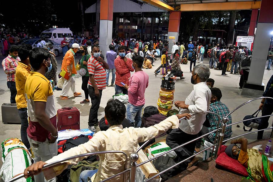 ಲಾಕ್ಡೌನ್ ಕಾರಣ ತಮ್ಮ ಊರುಗಳಿಗೆ ತೆರಳಲು ಜನರು ಮಂಗಳವಾರ ರಾತ್ರಿ ಬೆಂಗಳೂರಿನ ರೈಲು ನಿಲ್ದಾಣದಲ್ಲಿ ಸೇರಿದ್ದರುಪ್ರಜಾವಾಣಿ ಚಿತ್ರ/ ಪುಷ್ಕರ್ ವಿ.