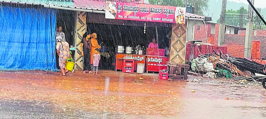 ಕೊಟ್ಟಿಗೆಹಾರ ಮಂಗಳವಾರ ಮಳೆ ಸುರಿದಾಗ ಮುಖ್ಯ ರಸ್ತೆಯಲ್ಲಿ ಕಂಡ ದೃಶ್ಯ