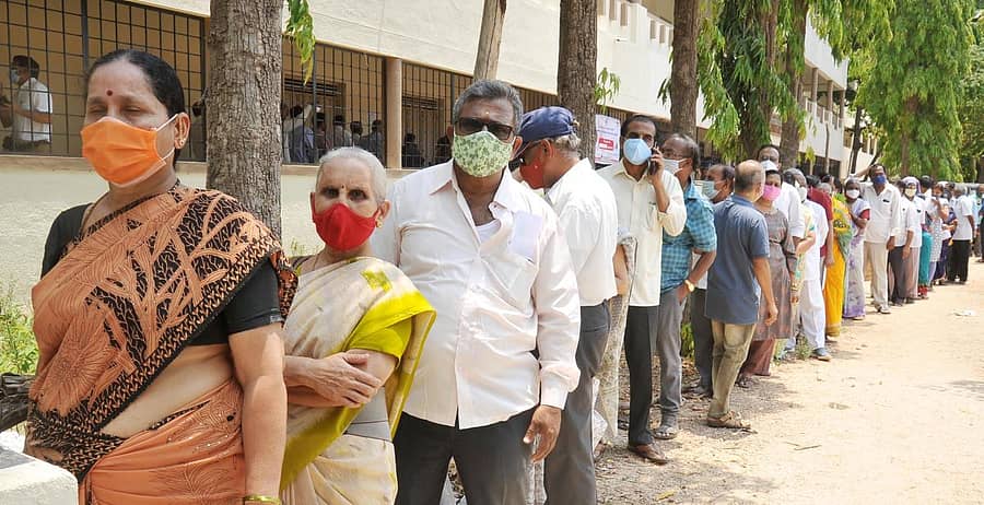 ದಾವಣಗೆರೆಯ ಮೋತಿ ವೀರಪ್ಪ ಕಾಲೇಜಿನಲ್ಲಿ ಕೋವಿಡ್ ಲಸಿಕೆ ಪಡೆಯಲು ಜನರು ಸರತಿ ಸಾಲಿನಲ್ಲಿ ನಿಂತಿದ್ದರು.