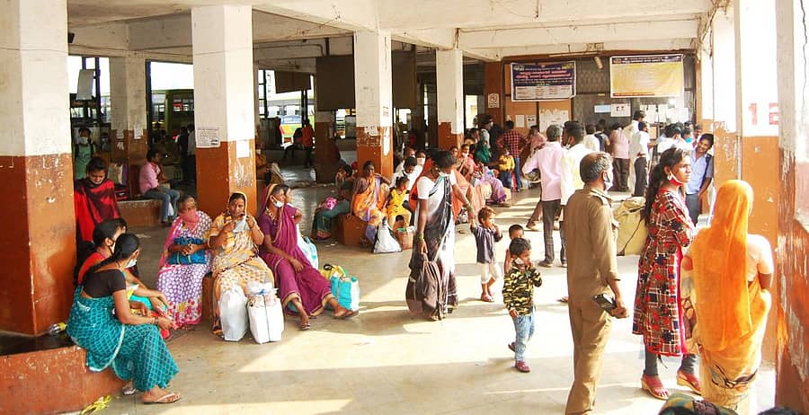 ಲಾಕ್ಡೌನ್ ಹಿನ್ನೆಲೆಯಲ್ಲಿ ತಮ್ಮ ಊರುಗಳತ್ತ ಹೊರಟ್ಟಿದ್ದ ಮಂದಿ ಹುಬ್ಬಳ್ಳಿ ಬಸ್ ನಿಲ್ದಾಣದಲ್ಲಿ ಬಸ್ಗಾಗಿ ಕಾದು ಕುಳಿತಿದ್ದರು –ಪ್ರಜಾವಾಣಿ ಚಿತ್ರ