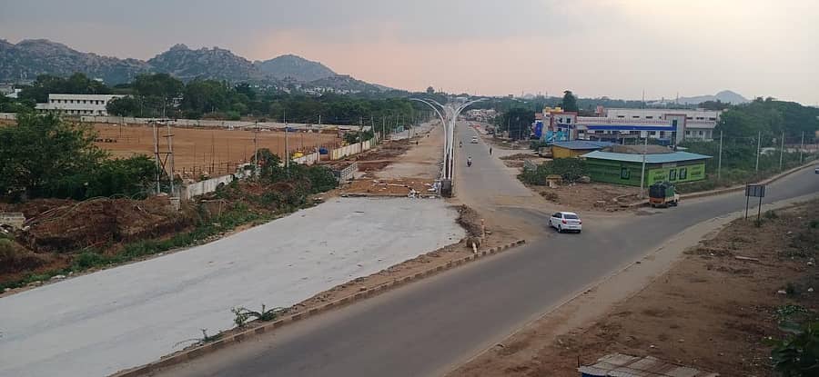 ಕೋವಿಡ್ ಎರಡನೇ ಅಲೆ ಕಾರಣಕ್ಕೆ ಜಾರಿಯಾದ ಲಾಕ್ಡೌನ್ಗೆ ಚಿತ್ರದುರ್ಗದ ಬಿ.ಡಿ. ರಸ್ತೆಯಲ್ಲಿ ವಾಹನಗಳ ಸಂಚಾರ ಇಲ್ಲದೆಯೇ ಬುಧವಾರ ಬಿಕೋ ಎನ್ನುತ್ತಿರುವುದು