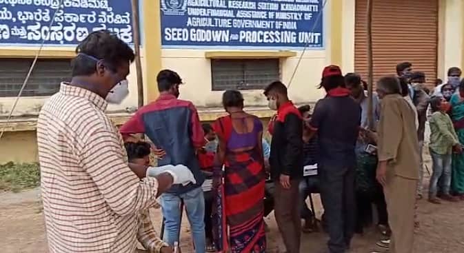 ವಲಸೆ ಕಾರ್ಮಿಕರಿಗೆ ಕೊರೊನಾ ಪರೀಕ್ಷೆಗೆ ನಡೆಸಲಾಯಿತು.