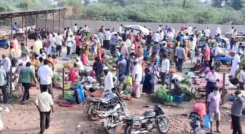 ಹಳೆ ಮಾರ್ಕೆಟ್ ಏರಿಯಾದಲ್ಲಿ ಕಂಡುಬಂದ ಜನರು