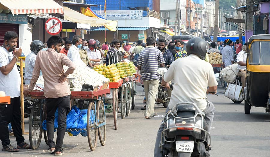 ಮೈಸೂರಿನಲ್ಲಿ ಜನತಾ ಕರ್ಫ್ಯೂವಿನ ಮೊದಲ ದಿನವಾದ ಬುಧವಾರ ದೇವರಾಜ ಮಾರುಕಟ್ಟೆಯಲ್ಲಿ ಜನರು ಅಗತ್ಯ ವಸ್ತುಗಳ ಖರೀದಿಯಲ್ಲಿ ತೊಡಗಿದ್ದರು (ಎಡಚಿತ್ರ). ಮೈಸೂರಿನ ದೇವರಾಜ ಅರಸು ರಸ್ತೆಯ ಬೇಕರಿಯಲ್ಲಿ ಜನರು ಪರಸ್ಪರ ಅಂತರ ಕಾಯ್ದುಕೊಂಡು ತಿನಿಸುಗಳನ್ನು ಖರೀದಿಸಿದರು