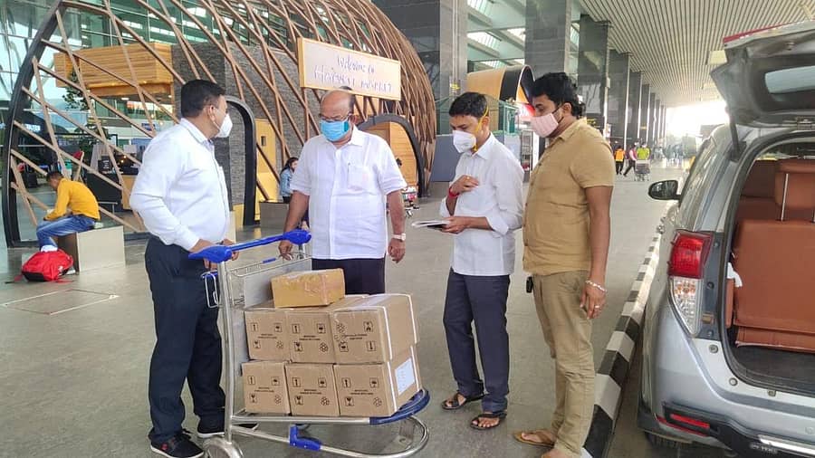 ರೆಮ್ಡಿಸಿವಿರ್ ಚುಚ್ಚುಮದ್ದುಗಳ ಬಾಕ್ಸ್ಗಳನ್ನು ಕಲಬುರ್ಗಿಗೆ ಸಾಗಿಸಲು ಬೆಂಗಳೂರು ಅಂತರರಾಷ್ಟ್ರೀಯ ವಿಮಾನ ನಿಲ್ದಾಣಕ್ಕೆ ತರಲಾಯಿತು
