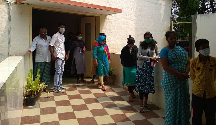 ಬೀರೂರು ಸಾರ್ವಜನಿಕ ಆಸ್ಪತ್ರೆಯಲ್ಲಿ ಬುಧವಾರ ಲಸಿಕೆ ಪಡೆಯಲು ನೋಂದಣಿ ಮಾಡಲು ಮತ್ತು ಗಂಟಲು ದ್ರವ ಮಾದರಿ ನೀಡಲು ಜನರು ಸರದಿಯಲ್ಲಿ ನಿಂತಿದ್ದರು.