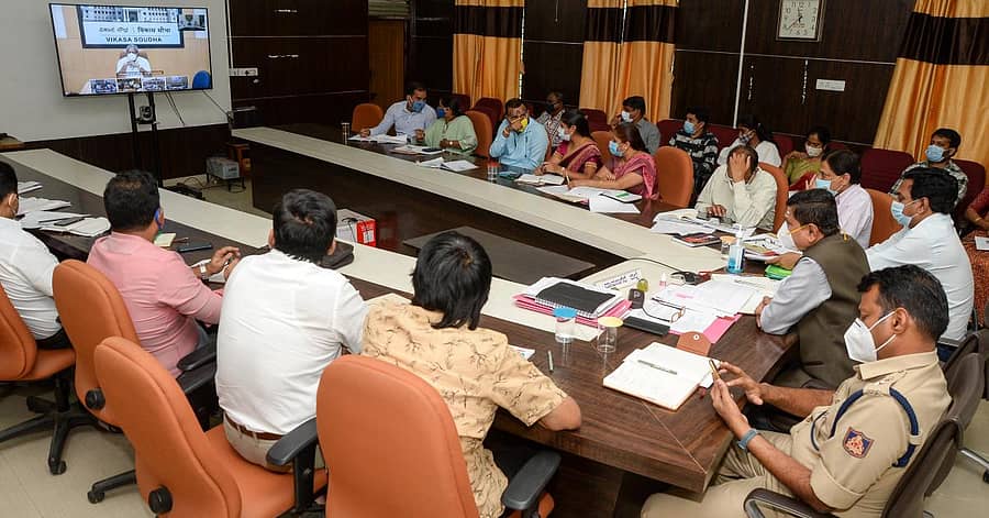 ಜಿಲ್ಲಾ ಉಸ್ತುವಾರಿ ಸಚಿವ ಬೈರತಿ ಬಸವರಾಜ ಅವರು ನಡೆಸಿದ ವಿಡಿಯೊ ಕಾನ್ಫರೆನ್ಸ್‌ ಸಭೆಯಲ್ಲಿ ಜಿಲ್ಲಾಧಿಕಾರಿ ಮಹಾಂತೇಶ ಬೀಳಗಿ, ಜಿಲ್ಲಾ ಪೊಲೀಸ್‌ ವರಿಷ್ಠಾಧಿಕಾರಿ ಹನುಮಂತರಾಯ ಸಹಿತ ಅಧಿಕಾರಿಗಳು ಭಾಗವಹಿಸಿದ್ದರು.