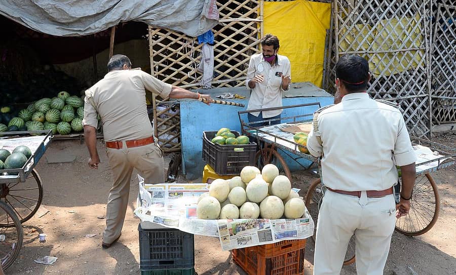 ಬುಧವಾರ ದಾವಣಗೆರೆಯ ಹದಡಿ ರಸ್ತೆಯಲ್ಲಿ ಬೆಳಿಗ್ಗೆ 10 ಗಂಟೆಯ ನಂತರವೂ ತೆರೆದ ಹಣ್ಣಿನ ಅಂಗಡಿಗಳನ್ನು ಬಂದ್ ಮಾಡಿಸುತ್ತಿರುವ ಪೊಲೀಸ್ ಸಿಬ್ಬಂದಿ–ಪ್ರಜಾವಾಣಿ ಚಿತ್ರ/ ಸತೀಶ ಬಡಿಗೇರ್