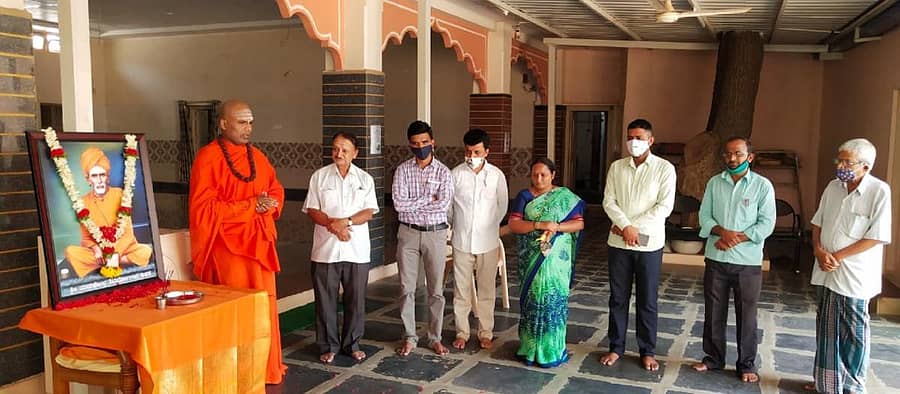 ದಾವಣಗೆರೆ ವಿರಕ್ತಮಠದಲ್ಲಿ ಬುಧವಾರ ಸರಳವಾಗಿ ಆಚರಿಸಲಾದ ಅಥಣಿ ಶಿವಯೋಗಿಗಳ 100ನೇ ವರ್ಷದ ಸ್ಮರಣೋತ್ಸವದಲ್ಲಿ ವಿರಕ್ತಮಠದ ಬಸವಪ್ರಭು ಸ್ವಾಮೀಜಿ ಮಾತನಾಡಿದರು.