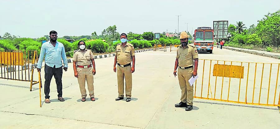 ರಾಜ್ಯದ ಗಡಿ ರಾಷ್ಟ್ರೀಯ ಹೆದ್ದಾರಿ 75ರಲ್ಲಿ ನಂಗಲಿ ಪೊಲೀಸ್ ಸಬ್ ಇನ್ಸ್ಪೆಕ್ಟರ್ ವಿ.ವರಲಕ್ಷ್ಮಮ್ಮ ಮತ್ತು ಸಿಬ್ಬಂದಿ ಬಂದೋಬಸ್ತ್ ಏರ್ಪಡಿಸಿದ್ದರು