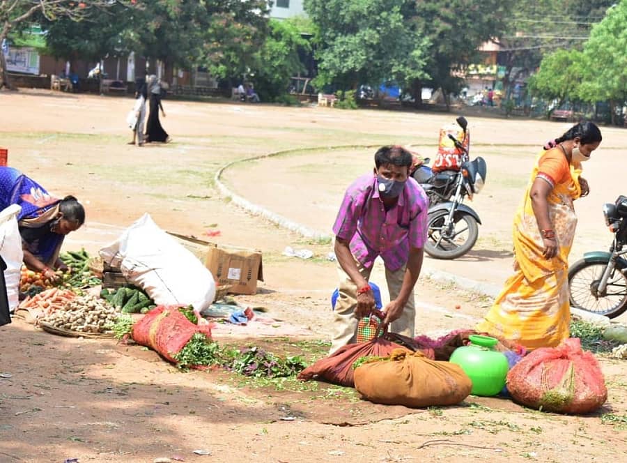 ಗುರುವಾರ ಕರ್ಫ್ಯೂ ಸಡಿಲಿಕೆ ಅವಧಿ ಮುಗಿಯುತ್ತಿದ್ದಂತೆ ಹೊಸಪೇಟೆಯ ತಾಲ್ಲೂಕು ಕ್ರೀಡಾಂಗಣದಲ್ಲಿ ಆರಂಭಿಸಿರುವ ತಾತ್ಕಾಲಿಕ ಮಾರುಕಟ್ಟೆಯಿಂದ ವ್ಯಾಪಾರಿಗಳು ಚೀಲದಲ್ಲಿ ತರಕಾರಿ ಕಟ್ಟಿಕೊಂಡು ತೆರಳಿದರು