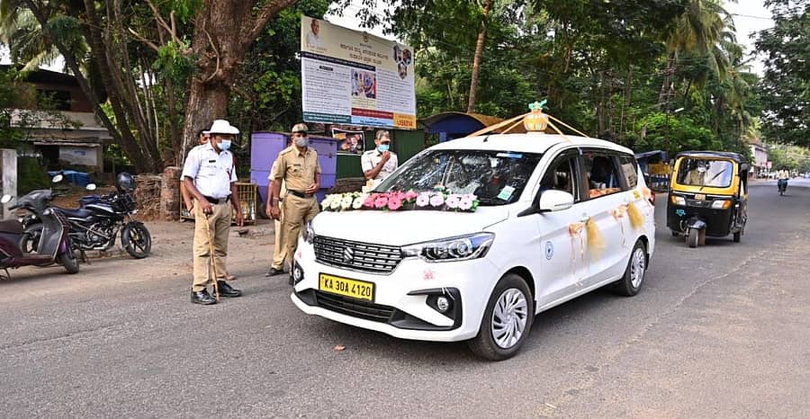 ಕಾರವಾರದ ಹಬ್ಬುವಾಡ ರಸ್ತೆಯಲ್ಲಿ ಗುರುವಾರ ಸಾಗಿಬಂದ ವಾಹನಗಳನ್ನು ಪೊಲೀಸರು ಪರಿಶೀಲಿಸಿದರು