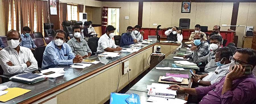 ಹಾವೇರಿ ಜಿಲ್ಲಾಡಳಿತ ಭವನದಲ್ಲಿ ಗುರುವಾರ ನಡೆದ ‘ಮುಖ್ಯಮಂತ್ರಿ ಅವರೊಂದಿಗಿನ ವಿಡಿಯೊ ಸಂವಾದ’ದಲ್ಲಿ ಪಾಲ್ಗೊಂಡಿದ್ದ ಅಧಿಕಾರಿಗಳು. ಜಿಲ್ಲಾಧಿಕಾರಿ ಸಂಜಯ ಶೆಟ್ಟೆಣ್ಣವರ ಇದ್ದಾರೆ