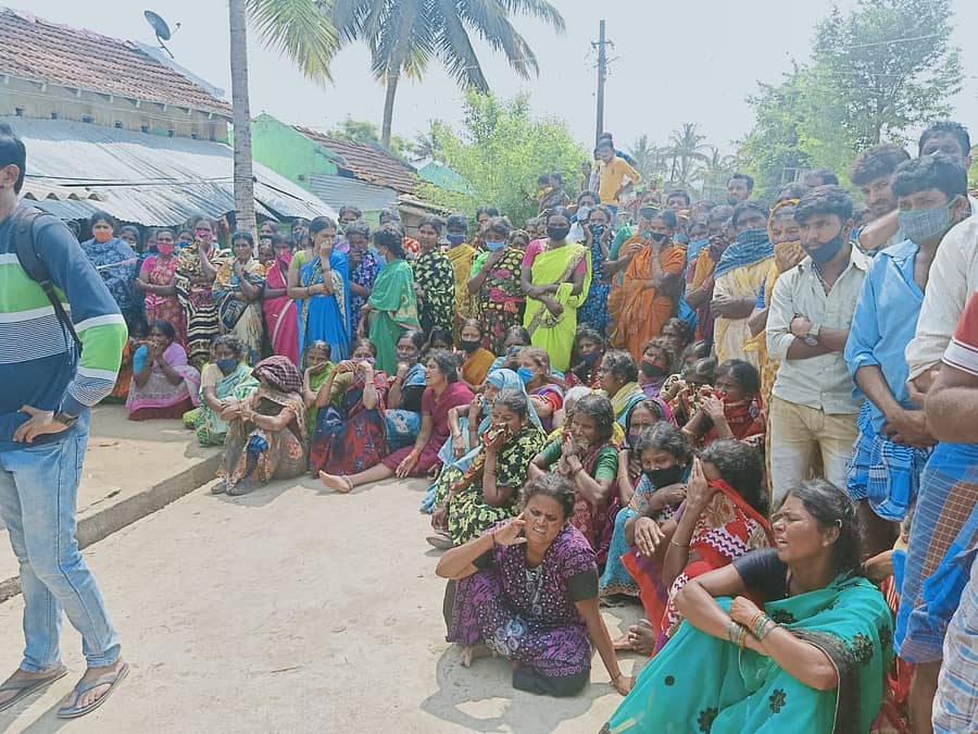 ಮಣಿಕಂಠಸ್ವಾಮಿ ಎಂಬಾತ ತನ್ನ ತಾಯಿ ಸೇರಿದಂತೆ ಕುಟುಂಬದ ನಾಲ್ವರನ್ನು ಬುಧವಾರ ತಡರಾತ್ರಿ ಕೊಲೆ ಮಾಡಿ ಪರಾರಿಯಾಗಿದ್ದಾನೆ