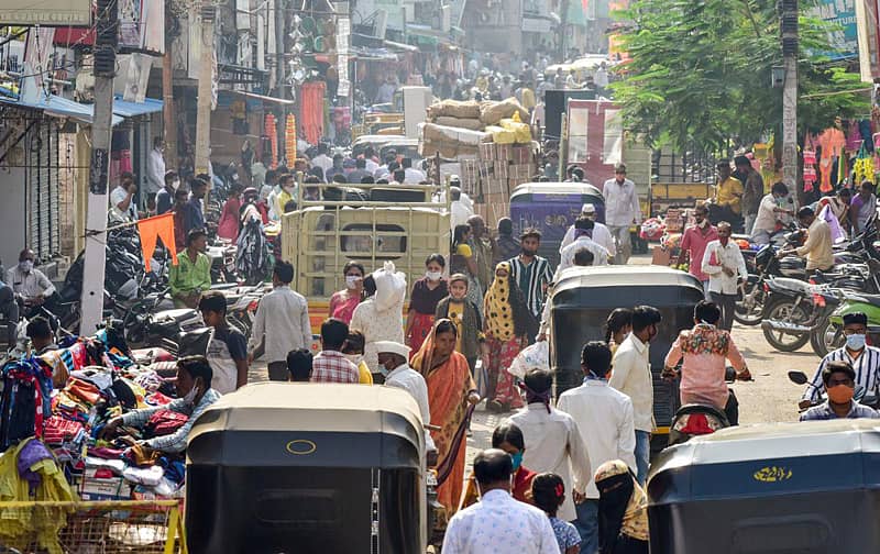 ಕೊರೊನಾ ಸೋಂಕು ನಿಯಂತ್ರಿಸಲು ರಾಜ್ಯ ಸರ್ಕಾರ ಹೇರಿರುವ ಲಾಕ್‌ಡೌನ್‌ ಮಧ್ಯೆ ಬೆಳಿಗ್ಗೆ ಅವಶ್ಯಕ ವಸ್ತುಗಳ ಖರೀದಿಗೆ ವಿನಾಯಿತಿ ನೀಡಿದ್ದರಿಂದ ಕಲಬುರ್ಗಿಯ ಸೂಪರ್ ಮಾರುಕಟ್ಟೆಯ ಕಪಡಾ ಬಜಾರ್‌ ರಸ್ತೆಯಲ್ಲಿ ಗುರುವಾರ ಜನದಟ್ಟಣಿ ಕಂಡು ಬಂತು –ಪ್ರಜಾವಾಣಿ ಚಿತ್ರ: ಪ್ರಶಾಂತ್ ಎಚ್.ಜಿ.