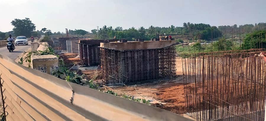 ಕೆ.ಆರ್.ಪೇಟೆ ತಾಲ್ಲೂಕಿನ ಅಕ್ಕಿಹೆಬ್ಬಾಳು ಹೋಬಳಿಯ ಹೊಸಪಟ್ಟಣದ್ವೀಪದ ಬಳಿ ಹೇಮಾವತಿ ನದಿಗೆ ಬೃಹತ್ ಸೇತುವೆ ನಿರ್ಮಾಣವಾಗುತ್ತಿರುವುದು