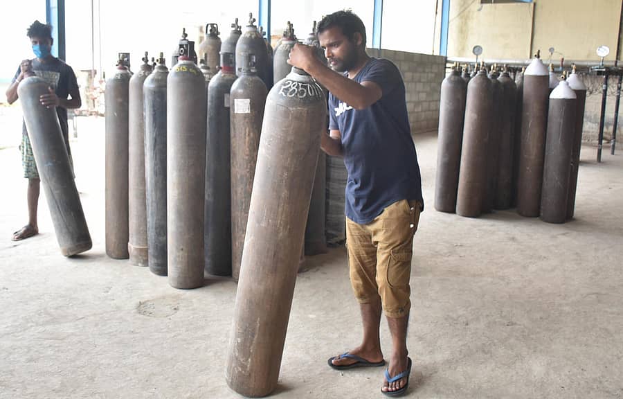 ನಗರದಲ್ಲಿರುವ ಯುನಿಟಿ ಗ್ಯಾಸ್ ಕಂಪನಿಯಲ್ಲಿ ಸಿಬ್ಬಂದಿ ಆಕ್ಸಿಜನ್ ಸಿಲಿಂಡರ್ಗಳನ್ನು ತುಂಬುತ್ತಿರುವುದು – ಪ್ರಜಾವಾಣಿ ಚಿತ್ರ