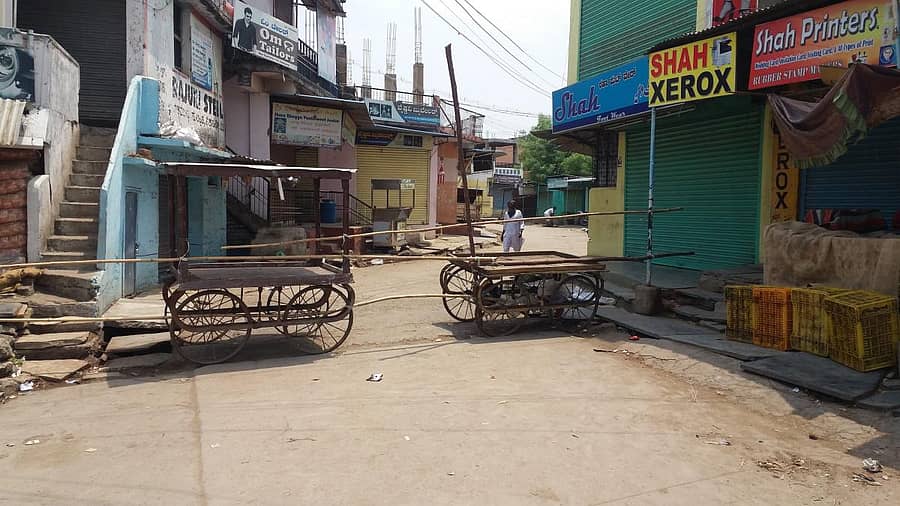 ಕಾಳಗಿ ಬಸ್ ನಿಲ್ದಾಣದಿಂದ ಬಜಾರ್ ಒಳಗೆ ಹೋಗುವ ರಸ್ತೆಗೆ ಅಡ್ಡಲಾಗಿ ಕಟ್ಟಿಗೆ ಕಟ್ಟಲಾಗಿದೆ